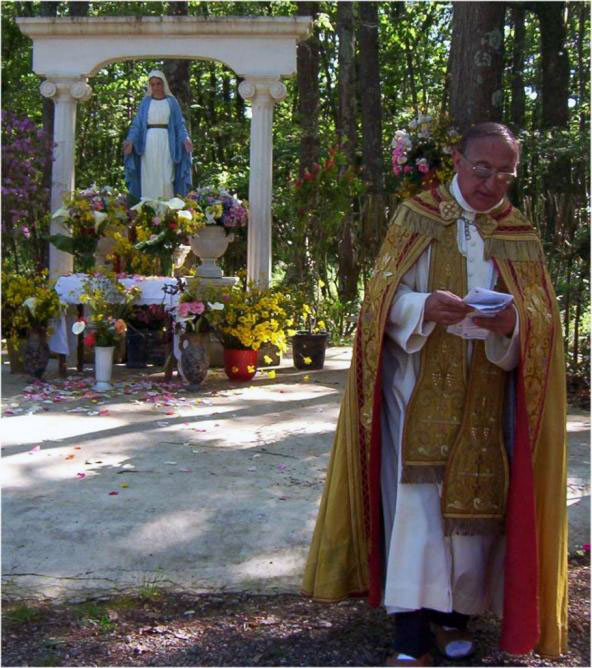 Père mercier auprès de Notre Dame de l'Espérance