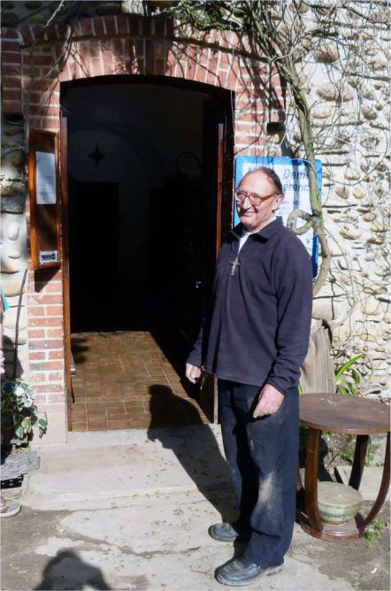 Père Mercier en tenue de travail